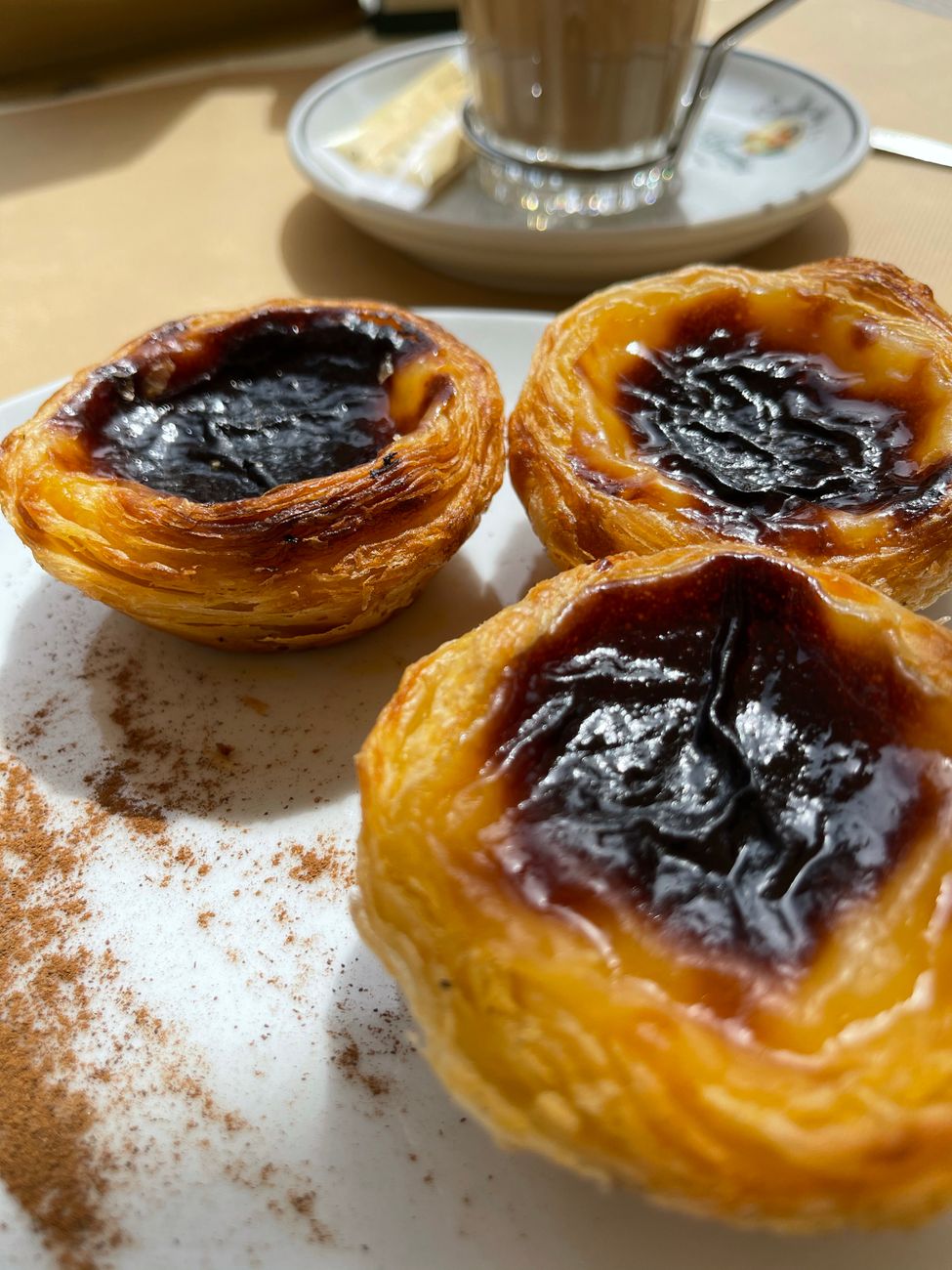 Pastel de nata dourado crocante