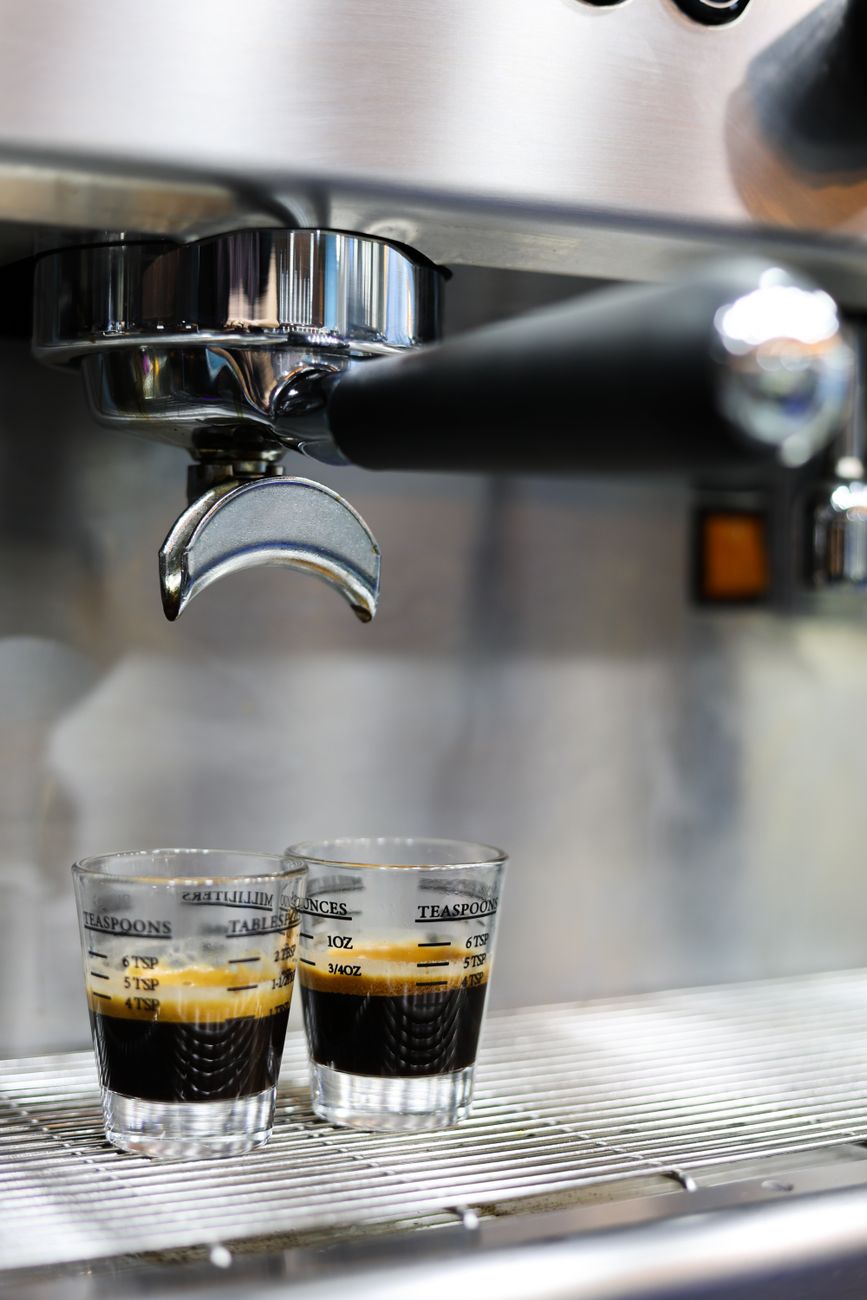 Máquina de café profissional extraindo espresso