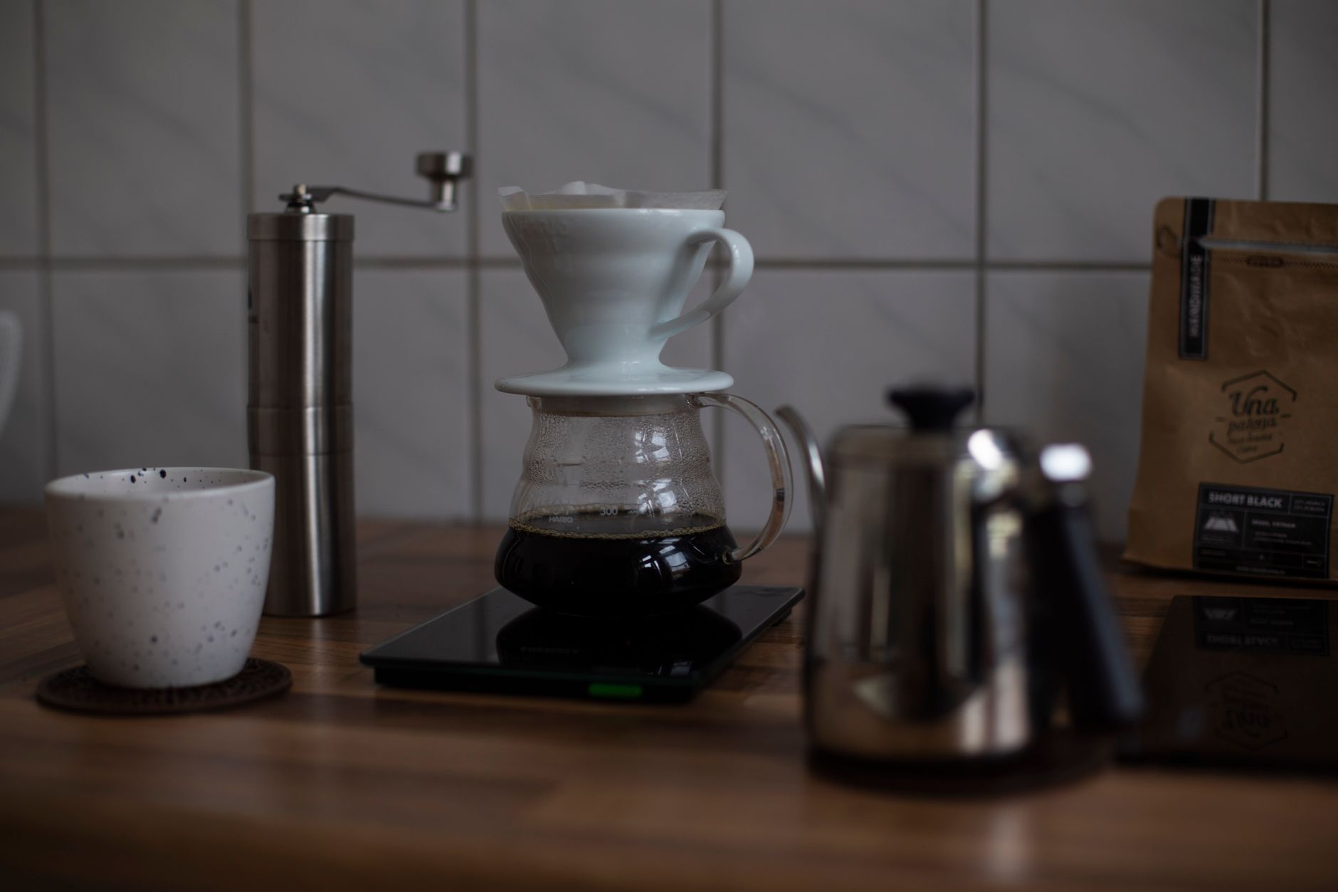 Barista preparando café com filtro especial